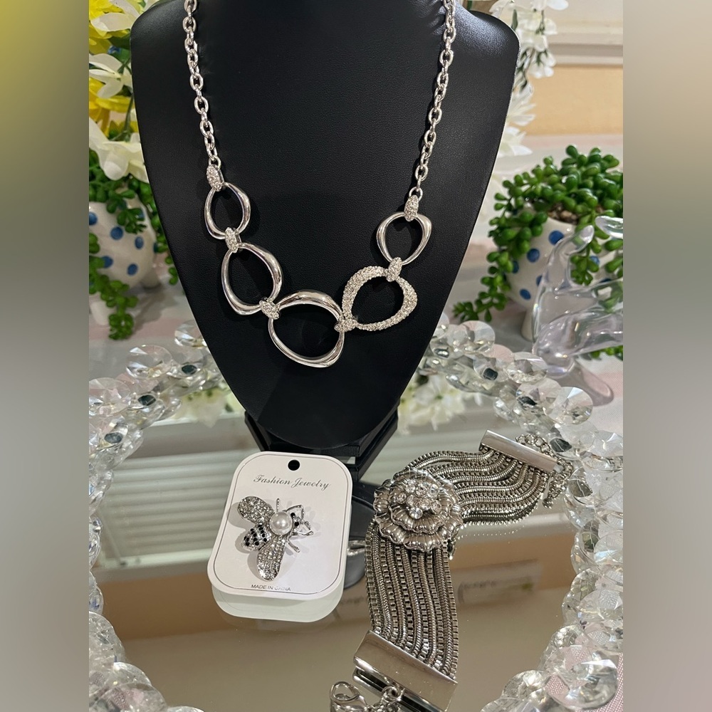 Liz Claiborne Silver Necklace  EUC NWT Bundle